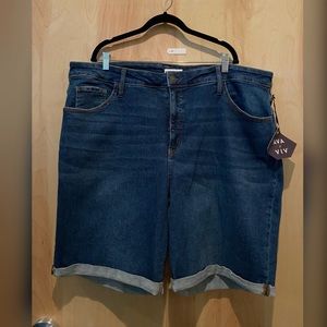 Ava & Viv high-rise bermuda short; 24R